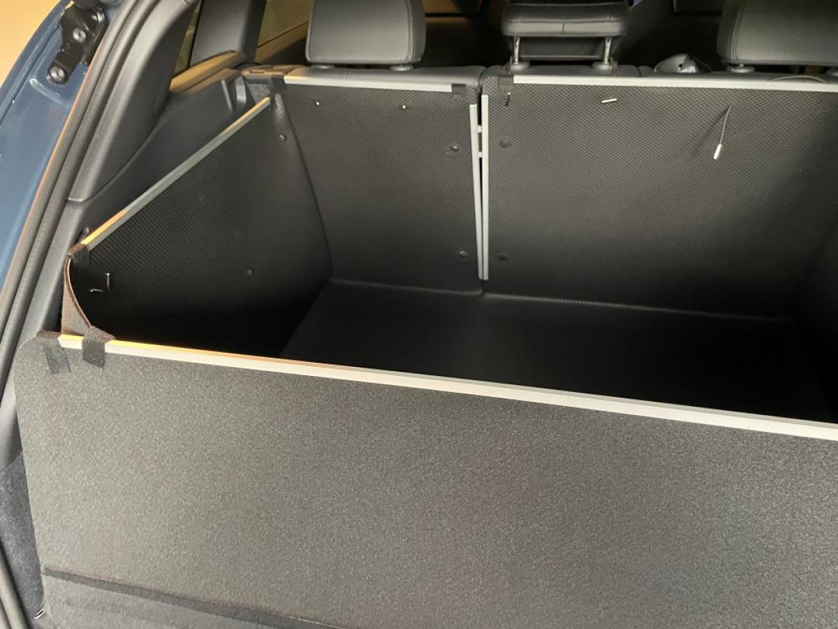 Wenn Sie den Kofferraumschutz nicht benötigen, nutzen Sie ihn als eine saubere und strapazierfähige Bodenmatte,.